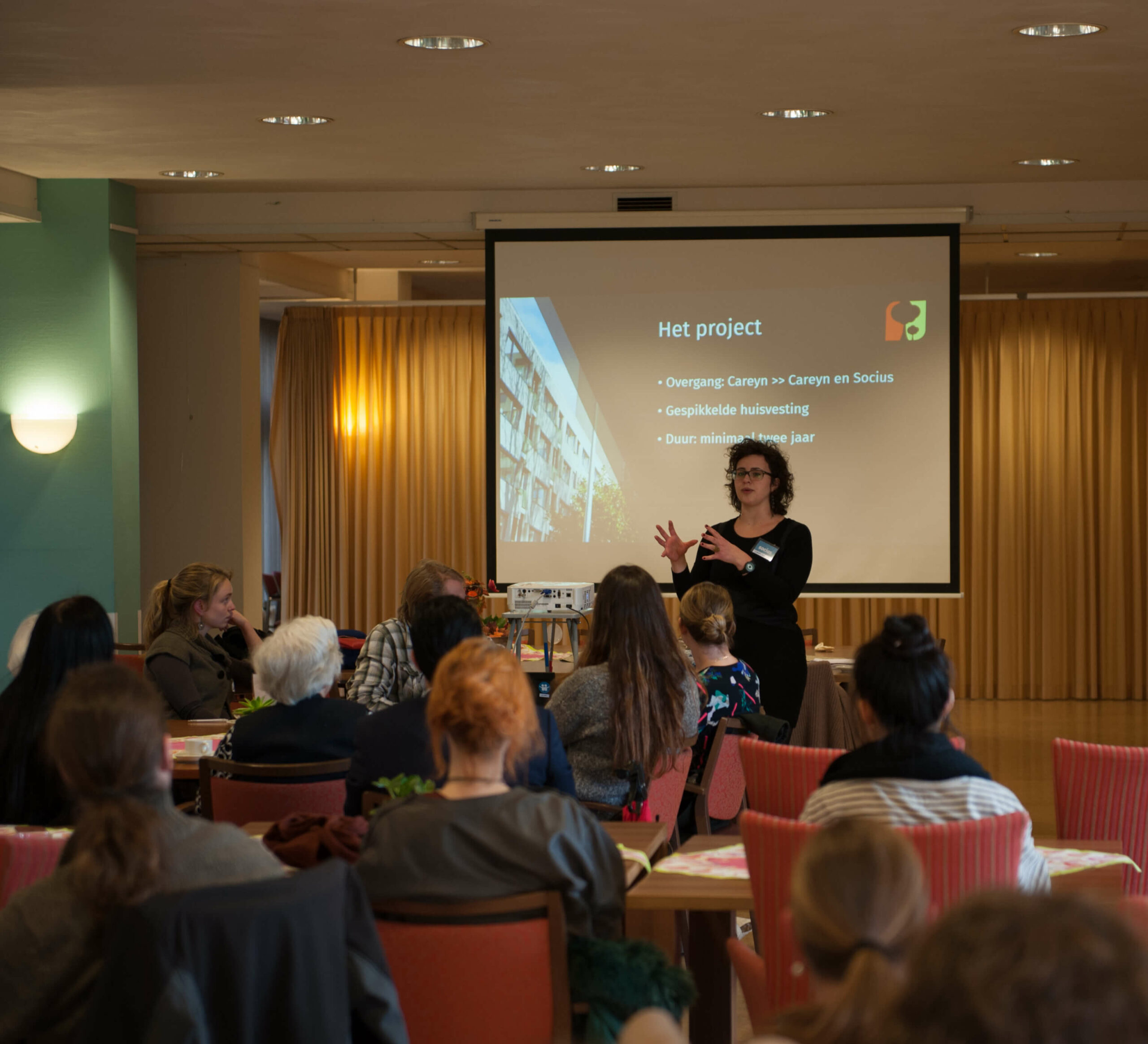 Laury van Achten geeft een presentatie